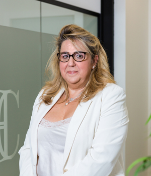 Inmaculada pertenece al área jurídica y contable del bufete Hinojosa Abogados Hinojosa Abogados